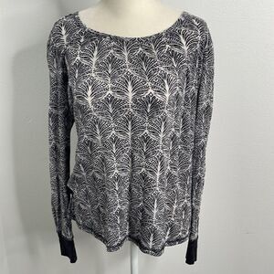 Aventura long sleeve shirt.  Size Medium.